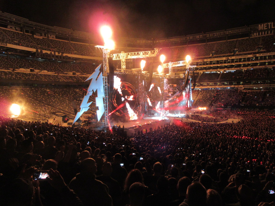 Концерт рок 2. Металлика в Олимпийском 2015. Metallica Stage. Metallica 86 Stadium. Metallica 86 on Stage.